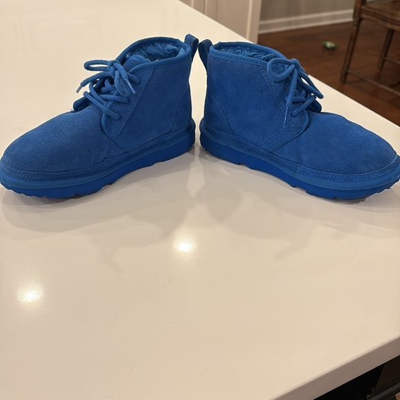 UGG Kids Lace up Boots, NWOT. Gorgeous Color. - Picture 4 of 8